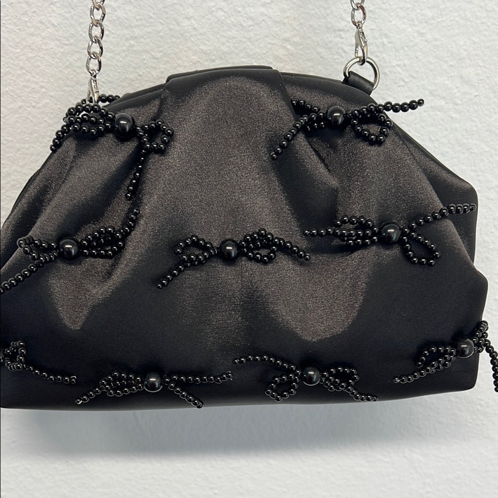 ✨ Sincerely Jules Black Beaded Clutch Wristlet with Bows ✨ - Picture 5 of 9